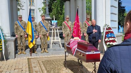 Les obsèques de Christopher Campbell dans les jardins du Monastère Mikhailyvskiy à Kiev. (CAMILLE MAGNARD / RADIOFRANCE)