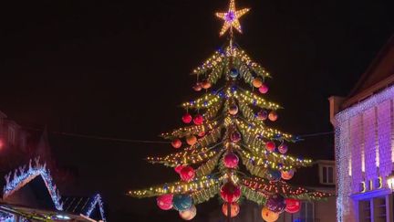 Dans l'Oise, le marché de Noël de Compiègne utilise des ampoules à LED en guise d'illuminations et il n'y a pas de chauffage dans les chalets, afin d'éviter la hausse des coûts dans un contexte de crise énergétique. (FRANCE 2)