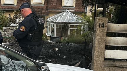 L'entrée du domicile du maire de L'Haÿ-les-Roses (Val-de-Marne), le 2 juillet 2023, après l'attaque-bélier. (NASSIM GOMRI / AFP)