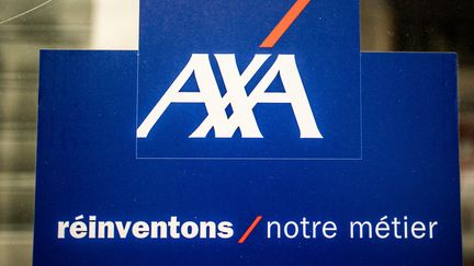 Panneau d'affichage de l'assurance Axa, à Paris, le 26 février 2021. (XOSE BOUZAS / HANS LUCAS / AFP)