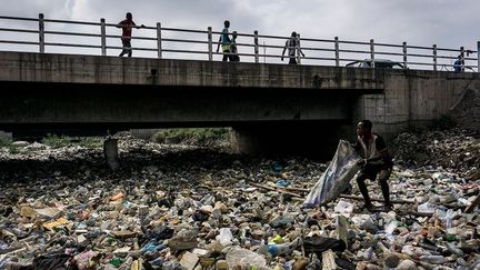 Les dix millions d'habitants de Kinshasa, l'une des plus grandes mégalopoles d'Afrique, génèrent un volume de déchets d'environ 7 tonnes par jour. Les bennes à ordures du centre-ville débordent sur les trottoirs et les routes. Conséquence: lors des fortes pluies, des milliers de bouteilles en plastique se retrouvent dans les rivières qui sillonnent la ville et convergent vers le fleuve Congo. Long de 4.700 kilomètres et désormais surnommé «fleuve du plastique», il sert de frontière naturelle entre la République démocratique du Congo et le Congo.
 (JOHN WESSELS / AFP)