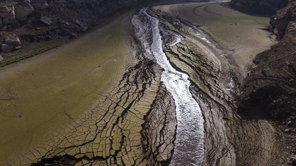 Ici, le lit asséché du fleuve Ter près de Vilanova de Sau, en Catalogne (Espagne), mercredi 23 novembre 2022. (EMILIO MORENATTI / AP / SIPA)