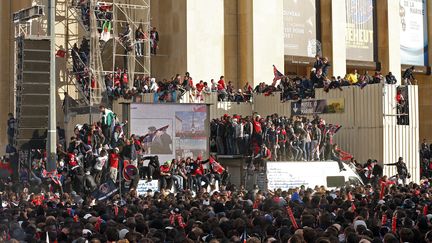 Des supporters du Paris Saint-Germain se sont rassembl&eacute;s sur la place du Trocad&eacute;ro, &agrave; Paris, le 13 mai 2013, pour f&ecirc;ter le titre de champion de France du club de football. (BENOIT TESSIER / REUTERS )