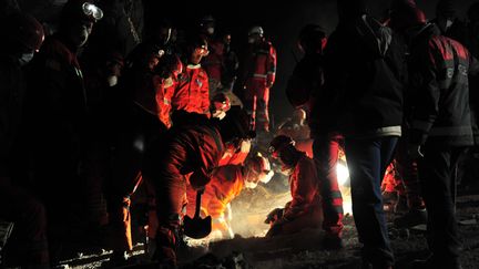 Des secouristes travaillent sur les d&eacute;bris d'un immeuble effondr&eacute; dans la ville d'Ercis (Turquie), le 26 octobre 2011. (MUSTAFA OZER / AFP)