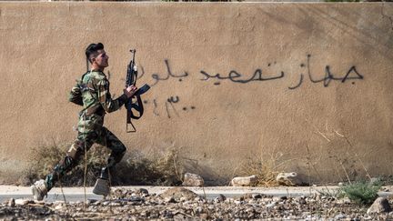 Un peshmerga à Bachiqa, au nord-est de Mossoul, le 8 novembre 2016. (ODD ANDERSEN / AFP)