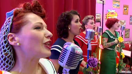 Les Satin Doll Sisters en représentation à Gilly-sur-Isère en Savoie.
 (France 3)