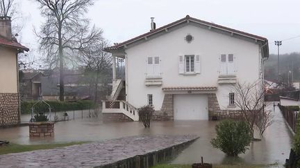 Deux départements sont en alerte rouge aux crues et sept autres sont en alerte orange&nbsp;aux pluies et inondations. C'est en Ariège que ces dernières sont les plus impressionnantes : le niveau du Salat n'était pas monté aussi haut depuis 45 ans. (CAPTURE ECRAN FRANCE 2)