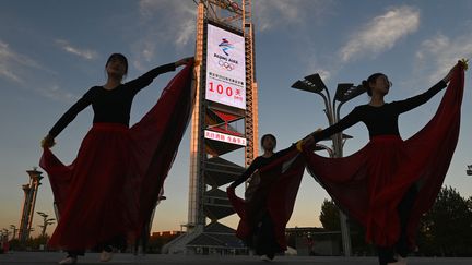 Au mois de février, Pékin deviendra la première ville de l'histoire à avoir accueilli les Jeux olympiques d'été (2008) et d'hiver ! 100 jours avant le lancement des olympiades, embarquez à bord d'une visite guidée des sites et des installations qui seront à disposition des athlètes !