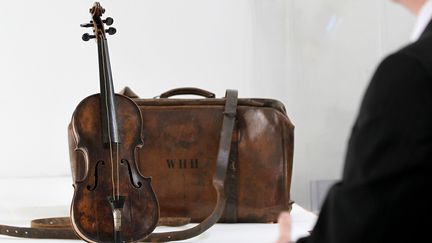 Le violon en bois de rose du chef d'orchestre du Titanic
 (PETER MUHLY / AFP)