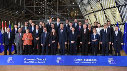 Les dirigeants des Etats-membres de l'Union européenne et des institutions européennes, lors d'un sommet à Bruxelles, le 12 décembre 2019.&nbsp; (ALAIN JOCARD / AFP)