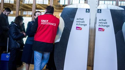 Des guichets automatiques dans la gare de Lyon à Paris. (BRUNO LEVESQUE / MAXPPP)