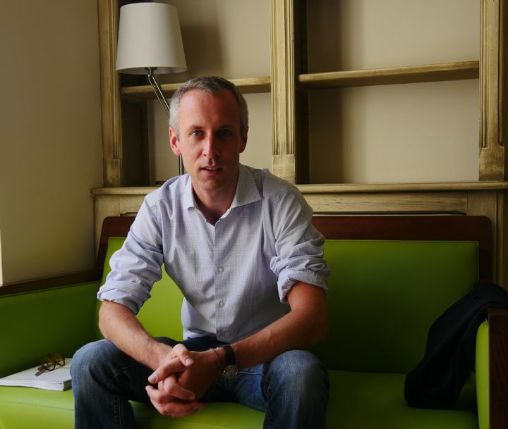 Sébastien Daucé dans une chambre de l'Abbaye d'Ambronay.
 (LCA/Culturebox)