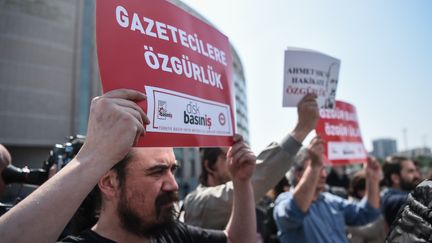 Une manifestation à l'occasion de la journée mondiale de la liberté de la presse, en Turquie, le 3 mai 2017. (OZAN KOSE / AFP)