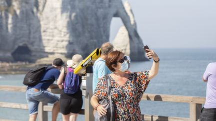 Des touristes sur la digue d'Étretat en Seine-Maritime, le 10 août 2020 (photo d'illustration). (QUENTIN DEHAIS / MAXPPP)