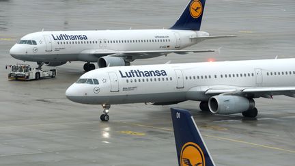 Des avions de la compagnie a&eacute;rienne&nbsp;Lufthansa, &agrave; Munich (Allemagne), le 1er d&eacute;cembre 2014. (CHRISTOF STACHE / AFP)