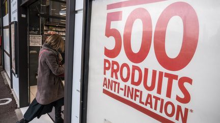 Une affiche vantant les prix anti-inflation à l'entrée d'un supermarché des environs de Toulouse le 24 03 2023. PHOTO d'ILLUSTRATION. (FREDERIC SCHEIBER / HANS LUCAS)