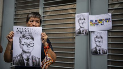 Des activistes sont rassemblés devant le consulat britannique à Hong Kong, le 21 août 2019, pour presser les autorités britanniques à s'impliquer dans la libération de Simon Cheng.&nbsp; (VERNON YUEN / NURPHOTO / AFP)