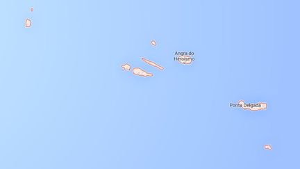 Le bateau d'une famille fran&ccedil;aise a coul&eacute; &agrave; plus de 500 miles nautiques au large des A&ccedil;ores, jeudi 7 mai 2015. (GOOGLEMAPS)