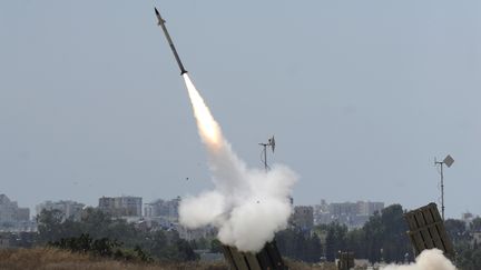 Un missile Tamir est tir&eacute; par une batterie du D&ocirc;me de fer, le syst&egrave;me de d&eacute;fense antiroquettes d'Isra&euml;l, le 8 juillet 2014. (DAVID BUIMOVITCH / AFP)