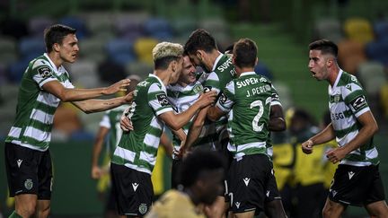 Paulinho (au centre) célèbre avec ses partenaires l'ouverture du score du Sporting Portugal contre Boavista, mardi 11 mai. (PATRICIA DE MELO MOREIRA / AFP)