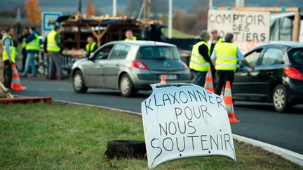 Des "gilets jaunes" mobilisés le 5 décembre 2018 dans le Puy-de-Dôme (illustration).&nbsp; (BOILEAU FRANCK / MAXPPP)