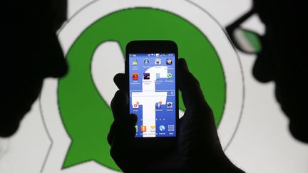 Un homme montre un smartphone avec le logo Facebook, 20 février 2014 à Zenica (Bosnie-Herzégovine). (DADO RUVIC / REUTERS)