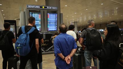 Des personnes attendent à l'aéroport près de Tel-Aviv, en Israël, le 7 octobre 2023. (GIL COHEN-MAGEN / AFP)