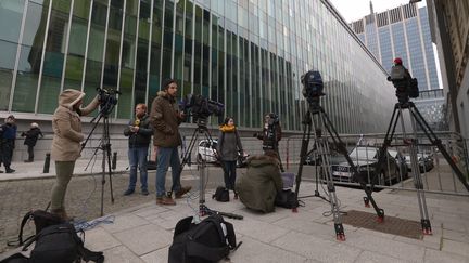 Des journalistes devant le siège de la police fédérale, à Bruxelles, en Belgique, samedi 19 mars 2016.&nbsp; (JOHN THYS / AFP)