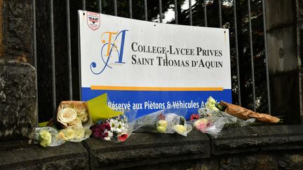 Des fleurs ont été déposées à la porte d'entrée du collège-lycée catholique Saint-Thomas-d'Aquin, où une enseignante est décédée après avoir été poignardée par un élève le 22 février, à Saint-Jean-de-Luz. (GAIZKA IROZ / AFP)