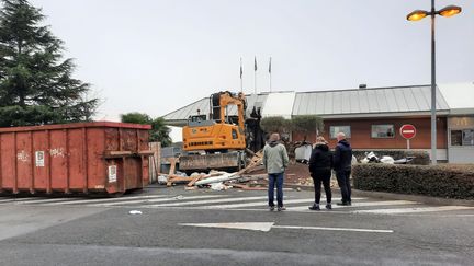 De la caisse du drive du McDo de&nbsp;pont de Cheviré à Nantes attaqué à la pelleteuse le 10 février 2022, il ne reste rien. (CELINE LOIZEAU / RADIOFRANCE)