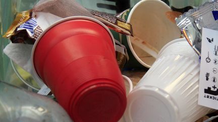 Les gobelets en plastique dans les entreprises sont remplacés par des mugs. (CATHERINE GRAIN / COMMUNICATION / RADIO FRANCE)