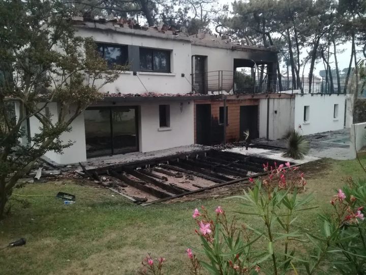 Une habitation ravagée par les flammes,&nbsp;dans le secteur de Chiberta. (THIBAULT VINCENT / RADIO FRANCE)