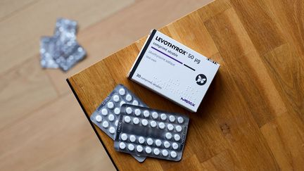 Une boîte du médicament&nbsp;contre l'hypothyroïdie Levothyrox, fabriqué par le laboratoire Merck. (MATHIEU THOMASSET / HANS LUCAS)