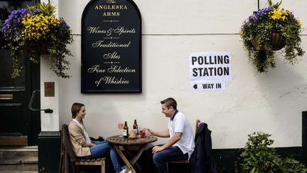 Un bureau de vote install&eacute; dans un pub, dans le quartier de Kensington, &agrave; Londres (Royaume-Uni), le 7 mai 2015, jour des &eacute;lections l&eacute;gislatives.&nbsp; (SIPA / AP / DAVID AZIA)