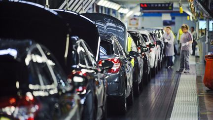 Des employ&eacute;s de PSA Peugeot-Citro&euml;n, sur le site&nbsp;de production de la DS4 et de la C4, &agrave; Sausheim (Haut-Rhin), le 13 avril 2012. (SEBASTIEN BOZON / AFP PHOTO)