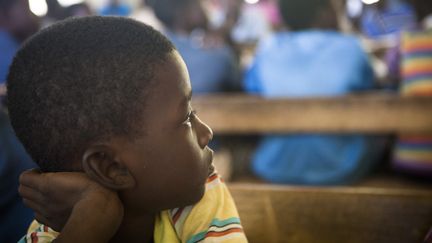 Un garçon écoute son professeur dans une classe du village de Ponsom Tenga, à 20 kilomètres de la capitale Ouagadougou, au Burkina Faso. (ANTOINE BOUREAU / PHOTONONSTOP)