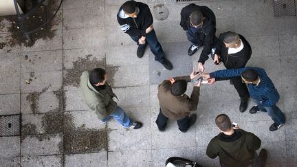 Des policiers de la brigade anticriminalit&eacute; (BAC) contr&ocirc;lent l'identit&eacute; et les t&eacute;l&eacute;phones portables d'un groupe de jeunes hommes, le 9 mars 2007, &agrave; Lyon (Rh&ocirc;ne). (JEAN-PHILIPPE KSIAZEK / AFP)