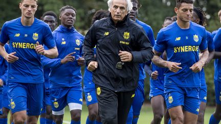 Vahid Halilhodzic travail le physique avec ses joueurs (SEBASTIEN SALOM GOMIS / AFP)