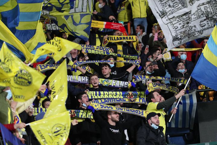 Les supporters de Villarreal lors de la rencontre face au Bayern Munich, le 6 avril 2022 au stade La Cerámica. (NICOLA MASTRONARDI / AFP)