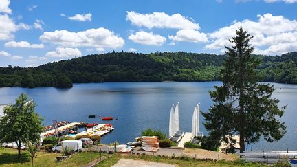 Le lac d'Aydat, près de Clermont-Ferrand (Puy-de-Dôme). (BORIS HALLIER / RADIO FRANCE)