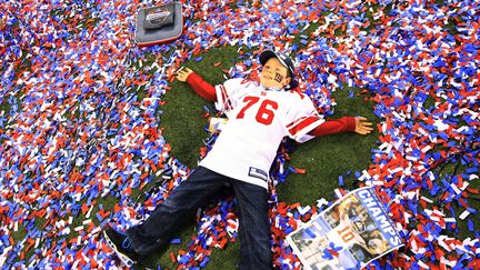 Dylan Snee, 8 ans, fils du joueur des Nyw York Giants Chris Snee, joue dans les confettis apr&egrave;s la victoire des Giants face aux New England Patriots lors du Super Bowl &agrave; Indianapolis (Indiana), le 5 f&eacute;vrier 2012. (LUCY NICHOLSON / REUTERS)