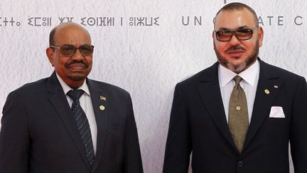 Le président soudanais Omar al-Bachir (G) et le roi Mohammed VI du Maroc à Marrakech, le 15 novembre 2016, posent pour la COP22. (STR / AFP)