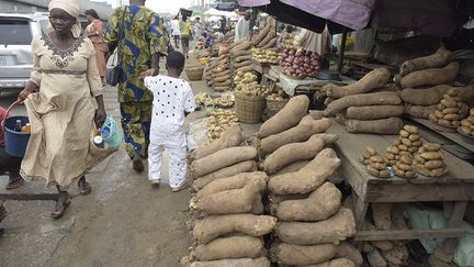 A cela s'ajoute "l'insécurité galopante", qui empêche les populations de se rendre aux champs dans de nombreuses régions agricoles, dans le centre et le nord-ouest, où sévissent des bandes criminelles, et dans le nord-est, en proie à une rébellion jihadiste. Dans ces régions, le nombre d'enfants sévèrement mal nutris atteint des sommets, et dans certaines localités, il a quasiment doublé en un an. Beaucoup n’hésitent pas à rejoindre Lagos, le cœur économique du pays.&nbsp; &nbsp; (PIUS UTOMI EKPEI / AFP)