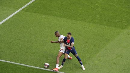 Neymar au duel avec Tiago Djalo lors de la défaite du PSG contre le LOSC, samedi 3 avril.  (STEPHANE ALLAMAN / STEPHANE ALLAMAN)