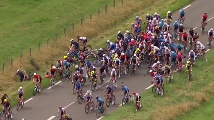 Tour de France : grosse chute collective lors de la 8ème étape (FRANCEINFO)