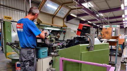 Une entreprise spcialisée dans les pièces pour vélos, à Macrolpt (Loire). Photo d'illustration. (STEVEN GOUAILLIER / FRANCE-INFO)