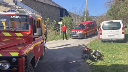 Une dizaine de secouristes sont intervenus pour tenter de retrouver la chienne coincée dans une faille. (H. Chapellon / FTV)