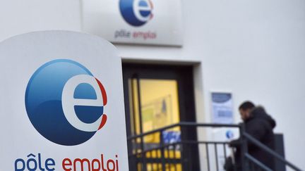 Un homme entre dans un bureau de Pôle emploi à Nantes (Loire-Atlantique). (LOIC VENANCE / AFP)