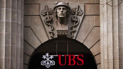 Le logo de la banque UBS sur un bâtiment à Zurich (Suisse), le 2 février 2015. (MICHAEL BUHOLZER / AFP)