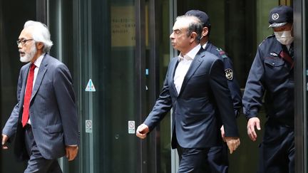 Carlos Ghosn à sa sortie du centre de détention de Tokyo (Japon), le 25 avril 2019, après un second séjour en prison de 22 jours. (KENICHI MATSUDA / YOMIURI)